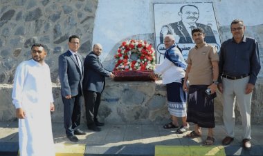 قيادات الانتقالي تضع إكليلا من الزهور بموقع استشهاد اللواء جعفر