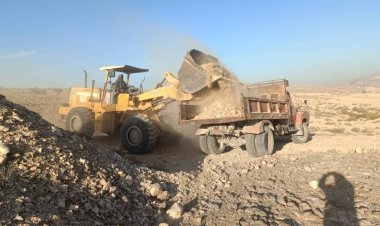 انتقالي يبعث يقوم بصيانة الطريق الرابط بين مديريتي يبعث وحجر لتحسين البنية التحية