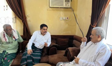 رئيس تنفيذية انتقالي حضرموت يطمئن على صحة الأستاذ سعيد عوض باعباد أثر تعرضه لجلطه