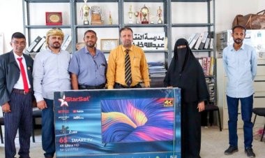 لتعزيز العملية التعليمية.. انتقالي العاصمة عدن يدعم مدرسة الفقيد عبدالله خليفة بشاشة عرض مسطحة