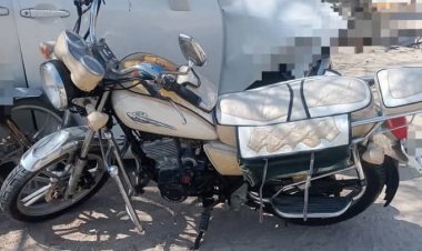 الأجهزة الأمنية بمديرية غيل باوزير تلقي القبض على ثلاثة أشخاص متهمين بسرقة دراجة نارية.