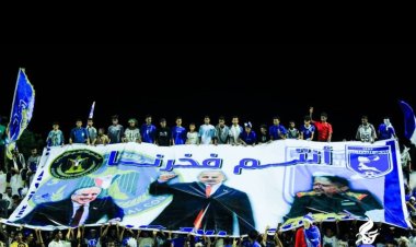 جماهير نادي تضامن حضرموت ترفع صور الرئيس الزُبيدي والكثيري والمحمدي في لقاءه مع وحدة عدن