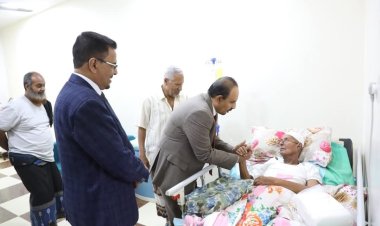 محافظ حضرموت يطمئن على صحة الشخصية الإدارية والثقافية الأستاذ محمد عوض محروس