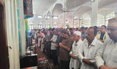 محافظ حضرموت وقائد المنطقة العسكرية الثانية يشهدان مراسم تشييع شهيد الواجب المساعد أول سعيد عبدالله بارجاش