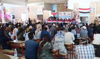 فريق التوعية السياسية يعقد لقاءً موسعًا في مديرية الحصين