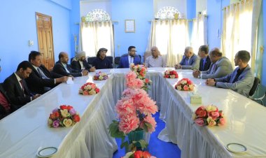 فريق التوعية السياسية بالمجلس يلتقي مدير عام مكتب وزارة التربية والتعليم بوادي وصحراء حضرموت