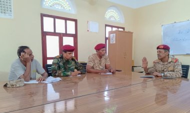 قائد المنطقة العسكرية الثانية يتفقد سير الامتحانات ويعقد اجتماع بقيادة المدرسة القتالية