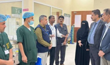 فريق التواصل وتعزيز الوعي السياسي في المجلس الانتقالي يزور مركز الغسيل الكلوي بمحافظة المهرة