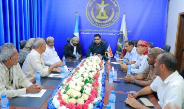 فريق التواصل وتعزيز الوعي السياسي في المجلس الانتقالي يلتقي أهالي شهداء الحراك السلمي بوادي وصحراء حضرموت