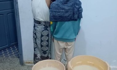 شرطة محافظة شبوة عملية أمنية تتمكن من ضبط مصنعين للخمور المحلي بمدينة عتق.