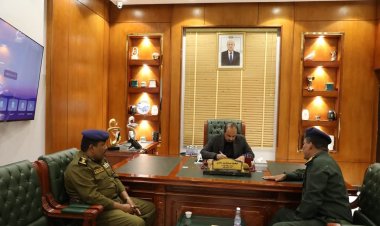 محافظ حضرموت يؤكد دعم السلطة المحلية لإنجاح خطط التطوير لتحسين الكفاءة وتعزيز الأداء الأمني بالمحافظة