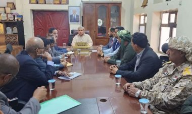 فريق التواصل وتعزيز الوعي السياسي بالمجلس الانتقالي يلتقي محافظ محافظة سقطرى