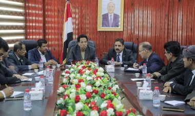 فريق التواصل وتعزيز الوعي السياسي يلتقي  بمحافظ المهرة.