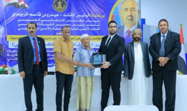 فريق التواصل وتعزيز الوعي السياسي يكرم أسر الشهداء في وادي وصحراء حضرموت