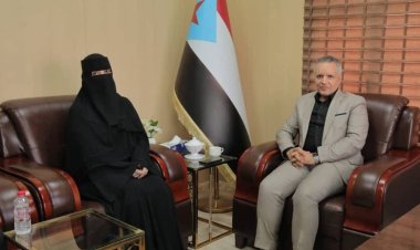 اليافعي يلتقي الفنانة التشكيلية نادية المفلحي وفريق المزاد الخيري للوحة (حنين)