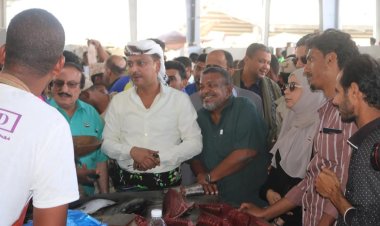 فريق التواصل وتعزيز الوعي السياسي في نزول ميداني إلى سوق الأسماك المركزي بالمكلا ويؤكد أهمية هذا القطاع