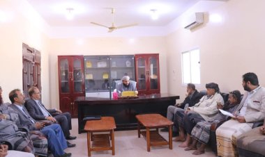 المهرة.. فريق التواصل وتعزيز الوعي السياسي يزور مديرية حصوين ويلتقي بالسلطة المحلية .