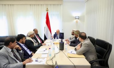 مجلس القيادة يواصل مناقشة مستجدات الأوضاع الوطنية ويعقد اجتماعاً برئيس الوزراء والمعنيين بالشأن الاقتصادي