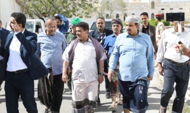 محافظ حضرموت ووزير النفط يتفقدان مشروع إعادة تأهيل مبنى ديوان المحافظة ومكتب وزارة المالية