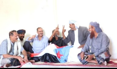 المهرة.. فريق التواصل وتعزيز الوعي السياسي يزور المناضل عامر حربي شريه للاطمئنان على صحته .