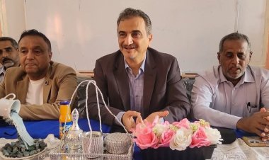 محافظ عدن يتفقد سير نشاط إدارة محو الأمية