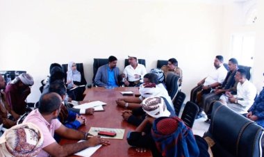 فريق التواصل وتعزيز الوعي السياسي يناقش مع مدير عام مديرية حجر الأوضاع المعيشية والخدمية بالمديرية