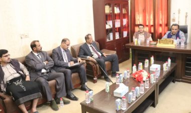 المهرة.. فريق التواصل وتعزيز الوعي السياسي يبحث مع السلطة المحلية بمديرية قشن احتياجات المواطنين .