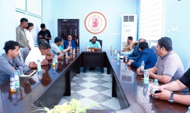 فريق التواصل وتعزيز الوعي السياسي يتفقد سير عمل مصنع المكلا لتعليب الأسماك (الغويزي)