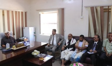 المهرة.. فريق التواصل وتعزيز الوعي السياسي يلتقي بالسلطة المحلية في مديرية سيحوت لمناقشة القضايا التنموية والخدمية .