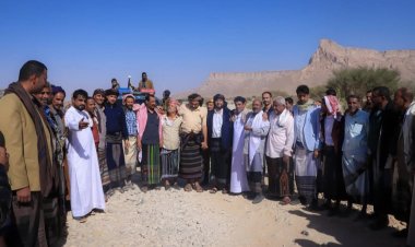 فريقا التواصل وتعزيز الوعي السياسي للمجلس الانتقالي الجنوبي يلتقيان في منطقة حدودية بين شبوة ووادي حضرموت