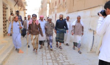 فريق التواصل وتعزيز الوعي السياسي يزور مدينة شبام التاريخية