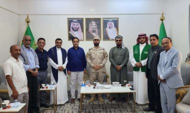 فريق التواصل وتعزيز الوعي السياسي بالمجلس الانتقالي يلتقي قائد قوة 808 لدعم الإسناد بسقطرى