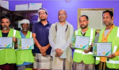 مشروع النظافة والتحسين بغيل باوزير يُكرم أربعة من صُناع الجمال الملتزمين بالدوام اليومي على شارع مطار الريان