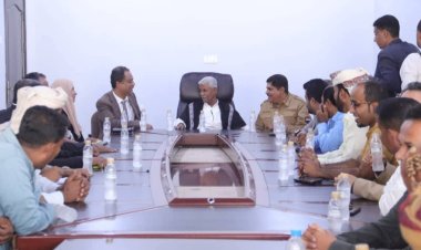 فريق التواصل وتعزيز الوعي السياسي بالمجلس الانتقالي يلتقي مدير مديرية الشحر ويزور الميناء