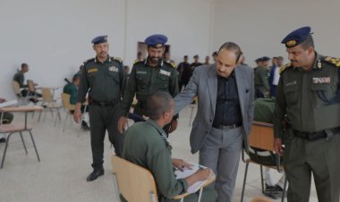 محافظ حضرموت يطلع على سير امتحانات الفصل الدراسي الأول بكلية الشرطة