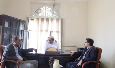 فريق التواصل السياسي بالمجلس الانتقالي الجنوبي يلتقي مدير عام مديرية منعر لمناقشة احتياجات المواطنين .