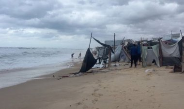 غرق خيام النازحين في غزة إثر عاصفة رعدية