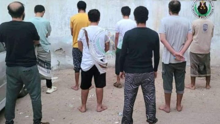 إدارة المخدرات بقوات الحزام الأمني تُرحل ثمانية متهمين للسجن المركزي بالعاصمة عدن.