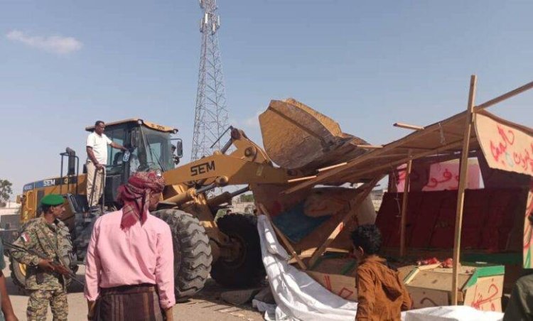 العاصمة عدن.. حملة واسعة لإزالة العوائق والتعديات على الشوارع في بئر أحمد ومدينة إنماء بالبريقة