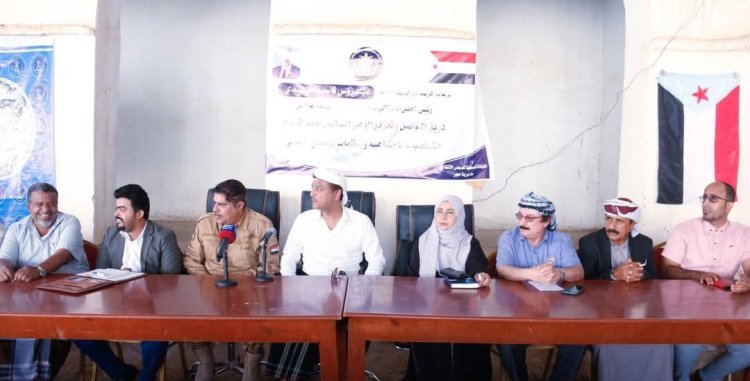 فريق التواصل وتعزيز الوعي السياسي يعقد لقاءً مع الشخصيات الاجتماعية ومنظمات المجتمع المدني بمديرية حجر