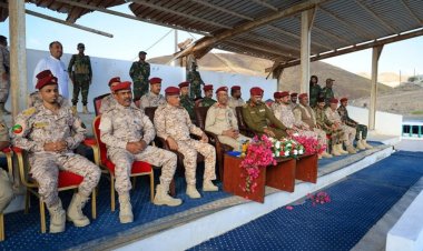 قائد المنطقة العسكرية الثانية يدشن المرحلة الأولى من العام التدريبي الجديد ٢٠٢٥م بمعسكر الكتيبة الخاصة في المكلا