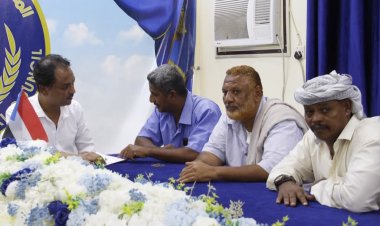 باعوم يطلع على موضوع توقيف سائقي السيارات ”الدينات“ الصغيرة عن العمل بميناء المكلا