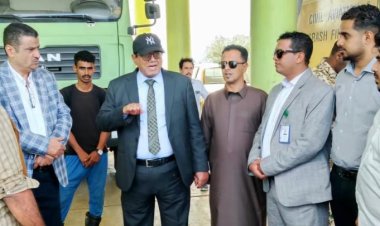 رئيس هيئة الطيران يطلع على سير العمل في مطار سقطرى الدولي.