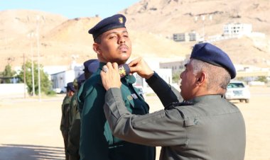 أشاد بجهودهم الجبارة في محاربة آفة المخدرات... مدير عام الأمن والشرطة بساحل حضرموت يقلّد عددًا من منتسبي المكافحة رتبهم الجديدة أثناء الطابور العام للقوات الأمنية