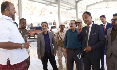 فريق التواصل وتعزيز الوعي السياسي بالانتقالي يزور مركز الإنزال السمكي بالمكلا (المشروع الرابع)