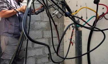 استمرار أعمال الصيانة والتطوير في مرافق الكهرباء بمدينة المكلا