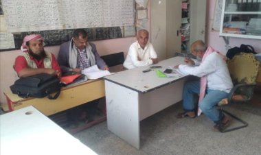 أبين.. مدير التربية بلودر يدشن استمارة المسح التربوي الشامل في عدد من مدارس المديرية