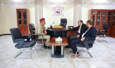 قائد المنطقة العسكرية الثانية يستقبل رئيس شعبة السجون بديوان النيابة العامة بمكتبه في المكلا