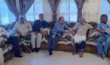 السفير قاسم عسكر يطمئن على صحة المناضل أحمد بامعلم بالمكلا