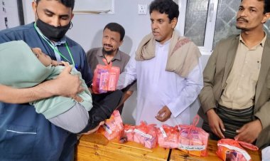 الشيخ راجح سعيد باكريت يوزع مساعدات دوائية شهرية ويدعم جمعية المعاقين في شبوة